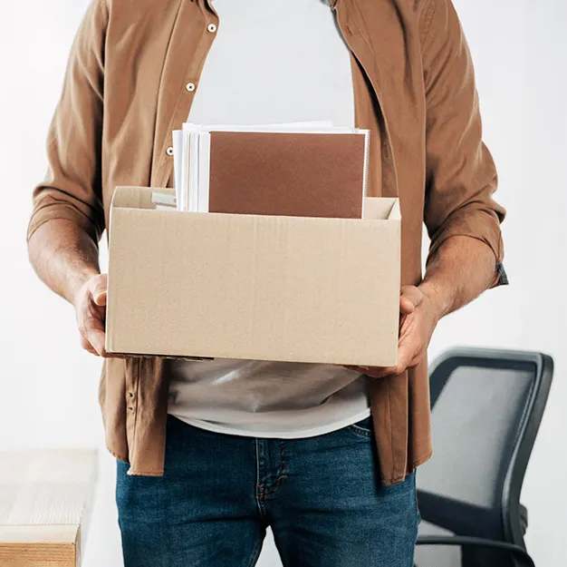 Une illustration représentant un homme tenant un carton qui change d'emploi